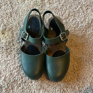 Lotta from Stockholm along clogs S37 EU in olive green leather with brown base